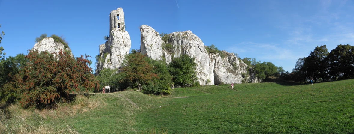 Sirotčí hrádek na vápencových skalách nad Klentnicí